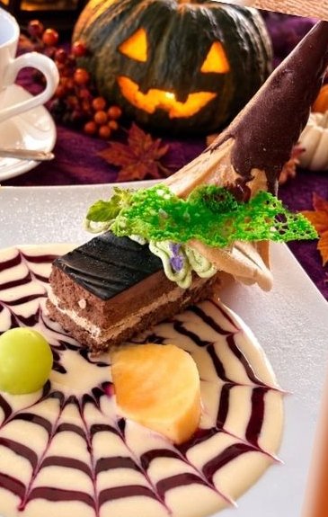 ハロウィンランチ付きのデザート(蜘蛛の巣のソースを添えたケーキ)