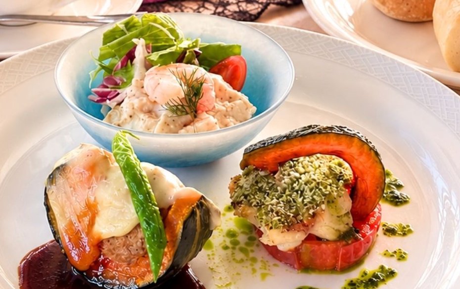 ハロウィンランチのメイン料理(かぼちゃのグラタン風、トマトとかぼちゃの重ね焼き、海老のサラダ)